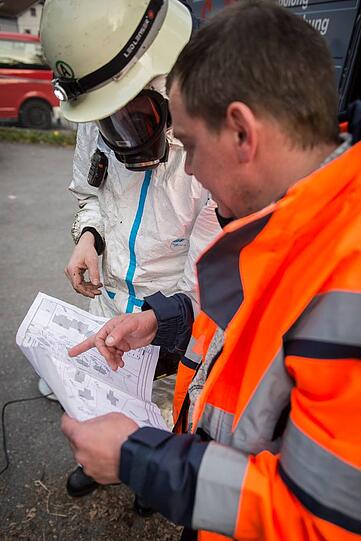 Die Polizei alarmierte Mitarbeiter der Stadtwerke - Pläne der Kanalisation wurden studiert.