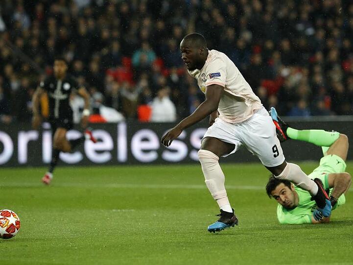 Manchesters Romelu Lukaku (l) ist an Paris Torwart Gianluigi Buffon vorbei und erzielt das 1:0.