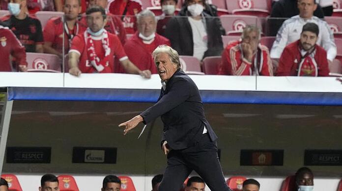 Jorge Jesus, Trainer von Benfica, gestikuliert während eines Spiels.
