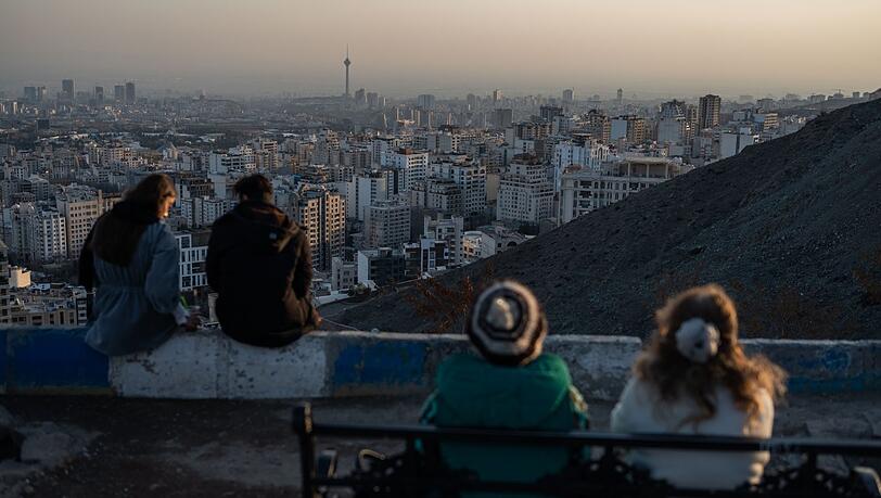 Ein Bild aus Teheran in diesem März: Die Kopftuchpflicht wird von vielen Frauen nicht mehr akzeptiert, aber der Weg hin zu wirklicher Freiheit ist noch weit.