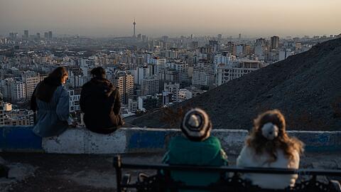 Ein Bild aus Teheran in diesem März: Die Kopftuchpflicht wird von vielen Frauen nicht mehr akzeptiert, aber der Weg hin zu wirklicher Freiheit ist noch weit.