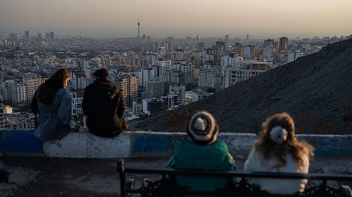 Ein Bild aus Teheran in diesem März: Die Kopftuchpflicht wird von vielen Frauen nicht mehr akzeptiert, aber der Weg hin zu wirklicher Freiheit ist noch weit.