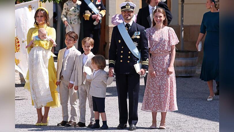 Prinzessin Sofia (l.) präsentiert Töchterchen Ines stolz an der Seite ihrer Söhne, ihres Mannes und Taufpatin und Nichte Prinzessin Estelle.