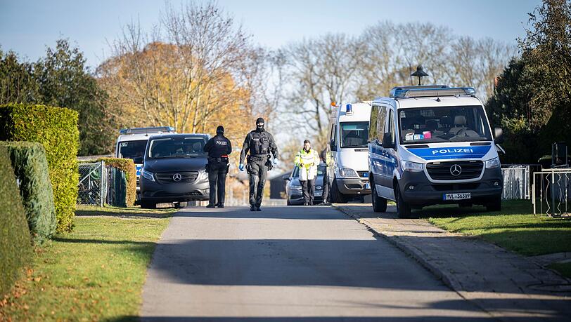 Rund 120 Einsatzkräfte durchsuchen mehrere Objekte in Reimershagen und Rum Kogel bei Güstrow. Rund 120 Einsatzkräfte durchsuchen mehrere Objekte in Reimershagen und Rum Kogel bei Güstrow.