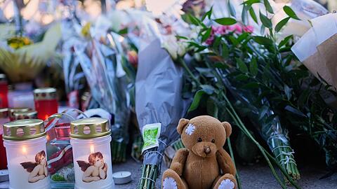 Ein Meer aus Kerzen, Blumen und Stofftieren erinnert an die Opfer.