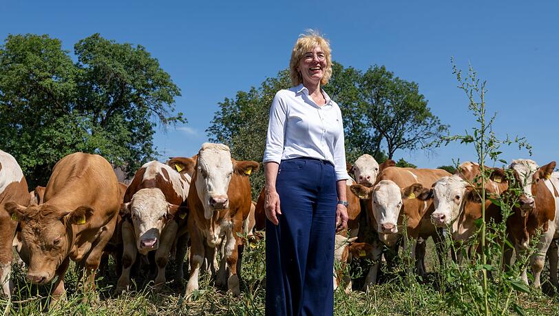 Antje Haberl, Wirtin der Ochsenbraterei und Inhaberin der Haberl Gastronomie, besucht regelm&auml;&szlig;ig "Ihre" Ochsen