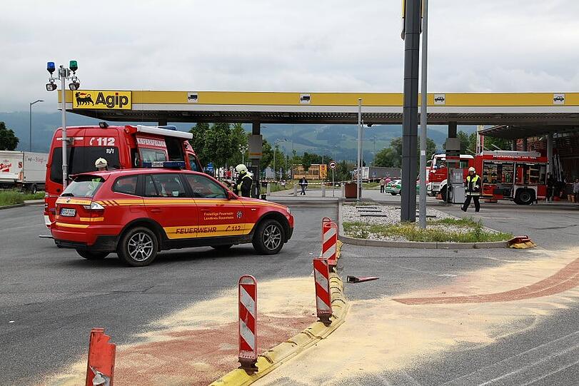 Schwerer Unfall an der Rastanlage Inntal: Ein Lkw raste in eine Zapfanlage.