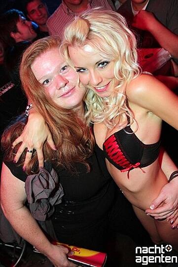 13 Jahre Nachtgalerie: "Malle live vs Party Pornös". Am Freitag gewährte Sexy Mia den Partygästen tiefe Einblicke. Noch mehr Fotos gibt es hier www.nachtagenten.de.