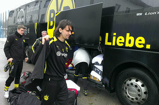 Auch Innenverteidiger Neven Subotic macht sich für das lockere Training bereit. Im Hintergrund Ex-Löwe Sven Bender