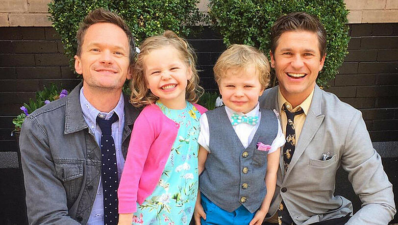 Mit diesem Foto wünschten die "Burtka-Harris Hasen und ein kleines Hühnchen" den Fans "Frohe Ostern": Neil Patrick Harris (v.l.), Harper, Gideon und David Burtka Mit diesem Foto wünschten die "Burtka-Harris Hasen und ein kleines Hühnchen" den Fans "Frohe Ostern": Neil Patrick Harris (v.l.), Harper, Gideon und David Burtka