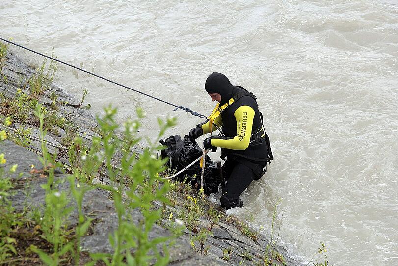 Die Strömung riss den Wagen mit sich. Ein Großaufgebot an Rettungskräften der Feuerwehr und Wasserwacht sowie ein Polizeihubschrauber suchen nach dem Fahrzeug.