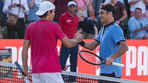 Roger Federer gratuliert Tommy Haas zum Sieg.