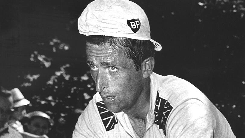 Der britische Radrennfahrer Tom Simpson während der Tour de France im Juli 1967. Bei der 13. Etappe am 13.7.1967 kam der Radsportler völlig überraschend ums Leben. Am Nachmittag des 13. Juli 1967 bäumt sich Tom Simpson nach hundert Metern Zickzack-Fahrt kurz vor dem Gipfel des Mont Ventoux ein letztes Mal auf. Dann sackt er zusammen. Die Herzmassage wirkt nicht, der 29-Jährige kann nur noch flüstern: "Setzt mich wieder auf mein Rad".