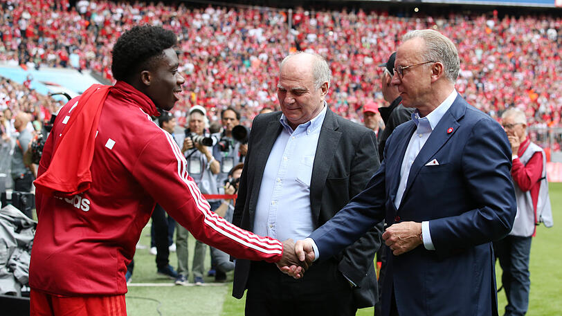 Genießt das Vertrauen der Verantwortlichen um Präsident Uli Hoeneß (m.) und Vorstandsboss Karl-Heinz Rummenigge (r.): Bayern-Talent Alphonso Davies.