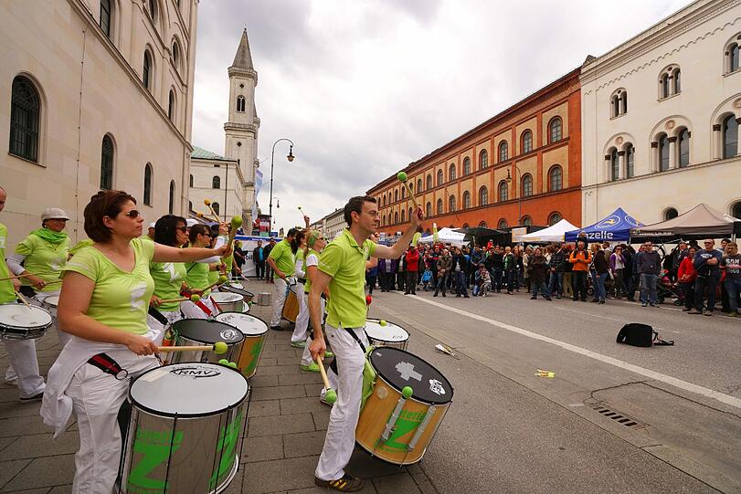 Es gibt soviel zu sehen: Beim Streetlife-Festival am Wochenende kamen 150 000 Münchner auf die autofreie Leopold- und Ludwigstraße.