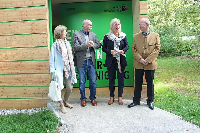 (V.l.): Petra Lejeune & Hermann Grub, Umweltministerin Ulrike Scharf & Dr. Lutz Spandau von der Allianz Umweltstiftung vor dem Modell-Pavillon von "Mein Englischer Garten".