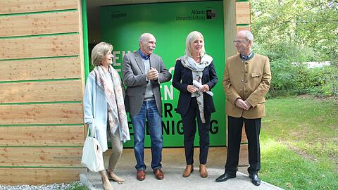 (V.l.): Petra Lejeune & Hermann Grub, Umweltministerin Ulrike Scharf & Dr. Lutz Spandau von der Allianz Umweltstiftung vor dem Modell-Pavillon von "Mein Englischer Garten".