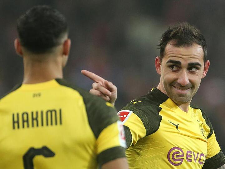 Dortmunds Paco Alcácer (r) jubelt mit Achraf Hakimi.