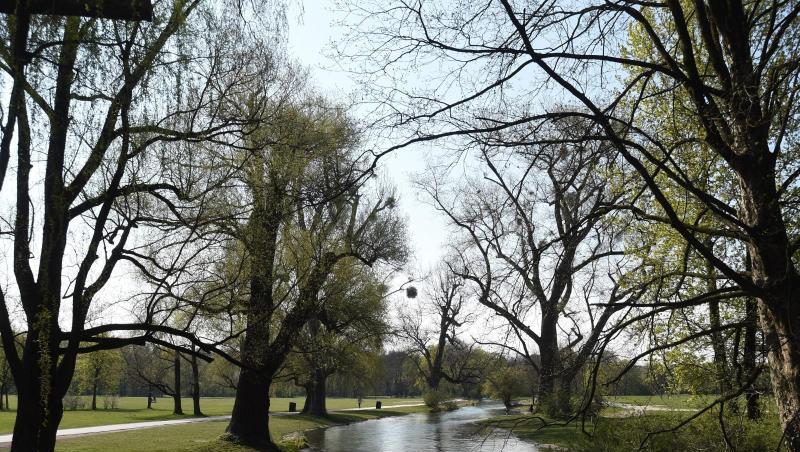 Die Sonne scheint über dem Eisbach im Englischen Garten. Foto: Felix Hörhager/dpa/Archivbild Die Sonne scheint über dem Eisbach im Englischen Garten. Foto: Felix Hörhager/dpa/Archivbild