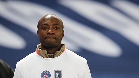Bei der Erwärmung trugen Webo, die Spieler beider Teams sowie die Schiedsrichter weiße T-Shirts mit der Aufschrift "No to Racism".
