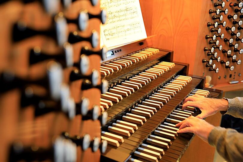 Organist beim Spiel für wenig Geld.
