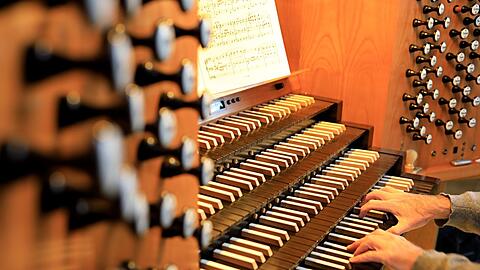 Organist beim Spiel für wenig Geld.