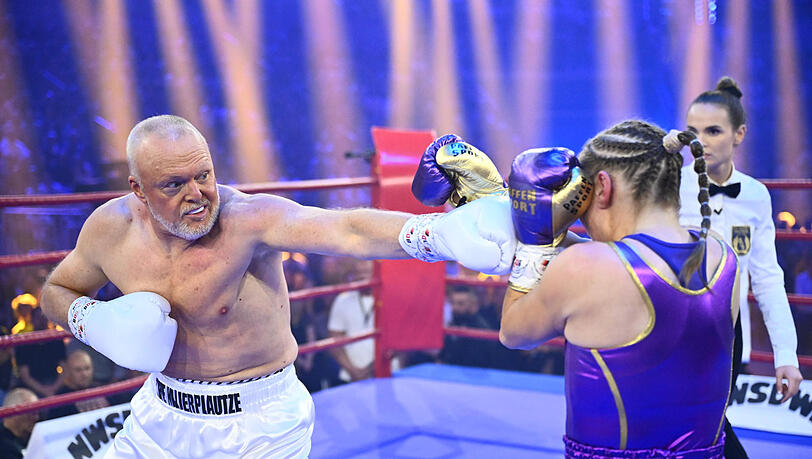 Hier teilt er gerade aus. Aber der ergraute Entertainer Stefan Raab kassierte gegen Boxweltmeisterin Regina Halmich Raab zum dritten Mal eine Niederlage.