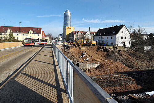 Blick von der Behelfsbrücke: Von der alten Brücke sind nur noch ein großes Loch und ein Haufen mit Bauschutt übrig.