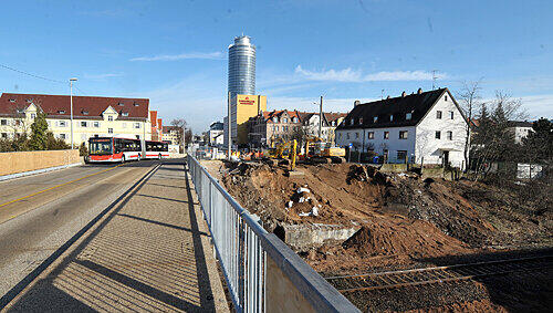 Blick von der Behelfsbrücke: Von der alten Brücke sind nur noch ein großes Loch und ein Haufen mit Bauschutt übrig. Blick von der Behelfsbrücke: Von der alten Brücke sind nur noch ein großes Loch und ein Haufen mit Bauschutt übrig.