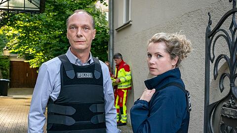 "Tatort: Siebenschläfer": Peter Schnabel (Martin Brambach), Leonie Winkler (Cornelia Gröschel) vor der Praxis von Dr. Michael Brückner.