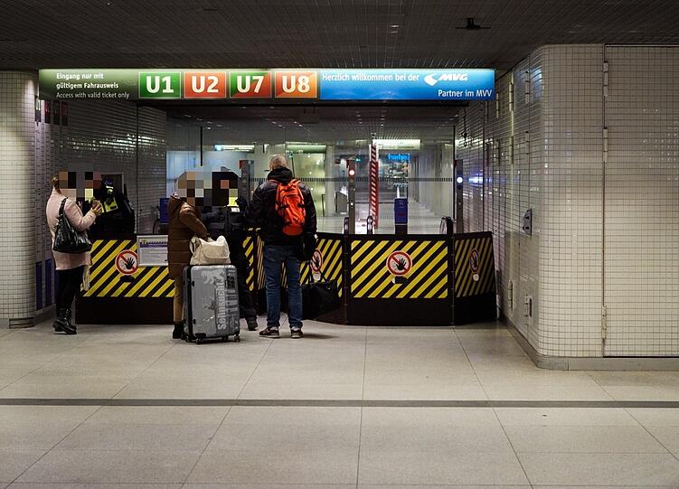 Am Hauptbahnhof wurden die U-Bahnen abgesperrt.