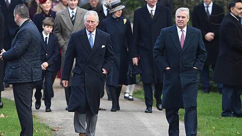 Ex-Prinz Andrew (r.) soll seinen Bruder Charles hassen und daher anf&auml;llig f&uuml;r eine angebliche Manipulation durch russische Spione gewesen sein.