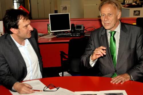 Mit grüner Krawatte im roten Ufo: Grünen-Spitzenkandidat Jürgen Trittin (r.) und AZ-Chefredakteur Arno Makowsky.