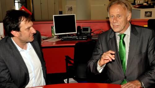 Mit grüner Krawatte im roten Ufo: Grünen-Spitzenkandidat Jürgen Trittin (r.) und AZ-Chefredakteur Arno Makowsky. Mit grüner Krawatte im roten Ufo: Grünen-Spitzenkandidat Jürgen Trittin (r.) und AZ-Chefredakteur Arno Makowsky.