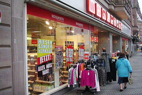 &bdquo;Alles muss raus!&ldquo;: Die Filiale der insolventen Woolworth-Kette in der Nürnberger Königstraße schließt an Silvester ihre Pforten. Die anderen drei Nürnberger Niederlassungen bleiben vorerst.