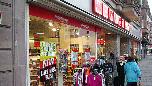 „Alles muss raus!“: Die Filiale der insolventen Woolworth-Kette in der Nürnberger Königstraße schließt an Silvester ihre Pforten. Die anderen drei Nürnberger Niederlassungen bleiben vorerst. „Alles muss raus!“: Die Filiale der insolventen Woolworth-Kette in der Nürnberger Königstraße schließt an Silvester ihre Pforten. Die anderen drei Nürnberger Niederlassungen bleiben vorerst.