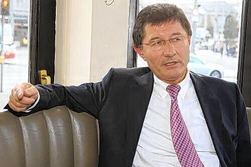 Dank der Einahmen  aus dem DFB-Pokal kann er  beruhigt in die Zukunft blicken: Fürths Präsident Helmut Hack.