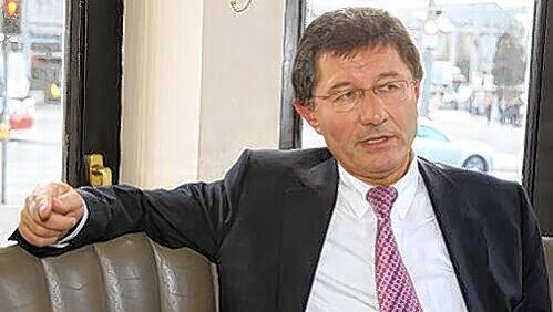 Dank der Einahmen aus dem DFB-Pokal kann er beruhigt in die Zukunft blicken: Fürths Präsident Helmut Hack. Dank der Einahmen aus dem DFB-Pokal kann er beruhigt in die Zukunft blicken: Fürths Präsident Helmut Hack.