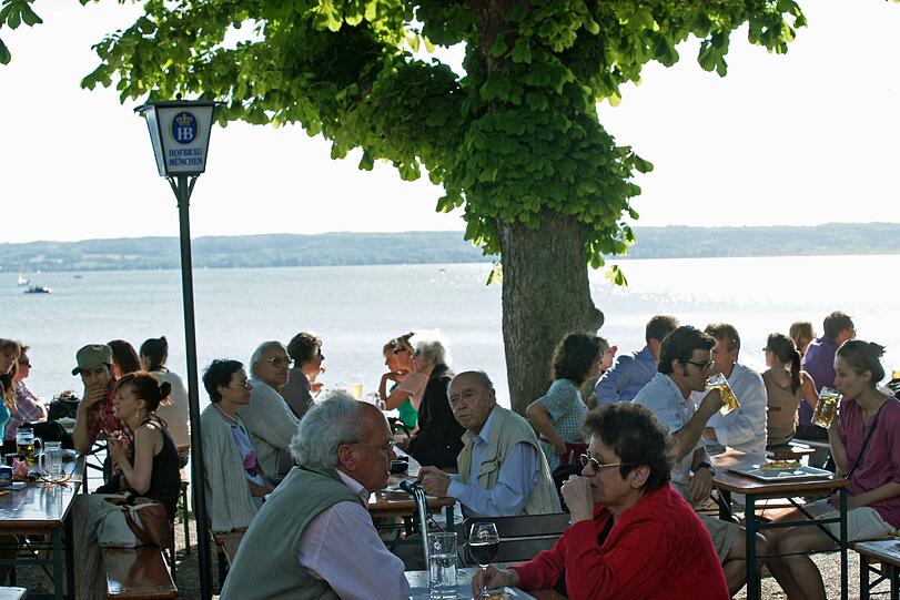 Herrliche Sonnenuntergänge kann man im Seehof genießen: Hier sitzen die Gäste direkt am Ufer des Ammersees im Biergarten.