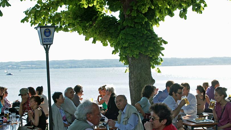 Herrliche Sonnenuntergänge kann man im Seehof genießen: Hier sitzen die Gäste direkt am Ufer des Ammersees im Biergarten. Herrliche Sonnenuntergänge kann man im Seehof genießen: Hier sitzen die Gäste direkt am Ufer des Ammersees im Biergarten.