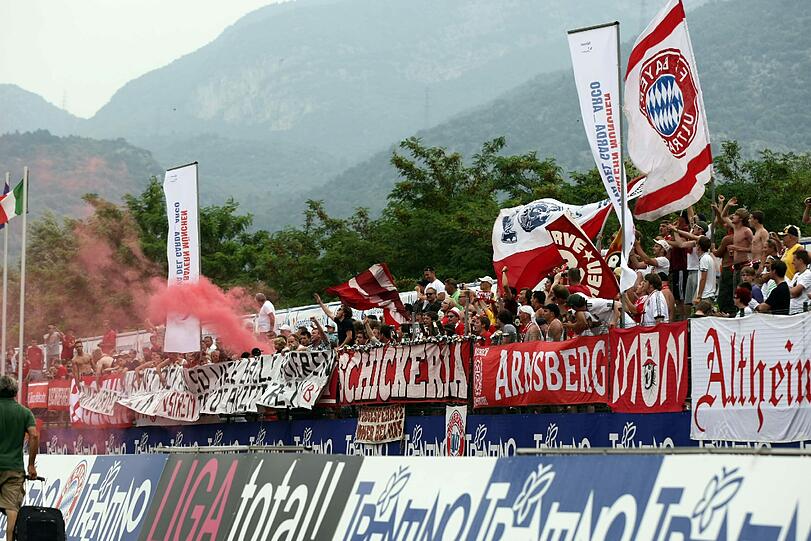 Die mitgereisten Fans des FC Bayern.