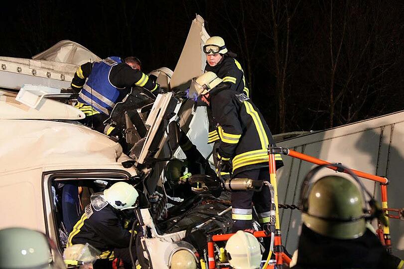 Zwei Sattelzüge prallen auf der B 12 nahe Hohenlinden zusammen. Ein Fahrer wird dabei schwer eingeklemmt und kann erst nach Stunden aus dem gewaltigen Trümmerhaufen geborgen werden.