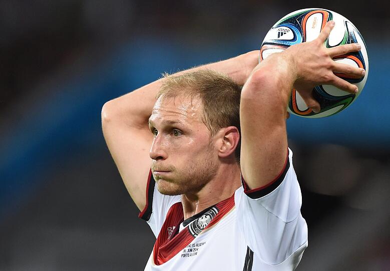 Benedikt Höwedes: Erneut ein Unsicherheitsfaktor. Bekam Feghouli nicht in
den Griff. Fahrig in seinen Aktionen. Leitete das 1:0 aber mit einem
Ballgewinn und einem Pass ein. &ndash; Note: 4,5.