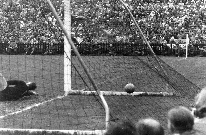 Das ist Rahns Geschoss: Der deutsche Stürmer Helmut Rahn (nicht im Bild) überwindet in der 85. Minute aus 17 Metern den sich umsonst hechtenden ungarischen Torhüter Gyula Grosics (links). Es steht im WM-Finale zwischen Deutschland und Ungarn am 4. Juli 1954 im Berner Wankdorf-Stadion 3:2 für die deutsche Mannschaft, die fünf Minuten später mit diesem Ergebnis den Weltmeistertitel feiert.