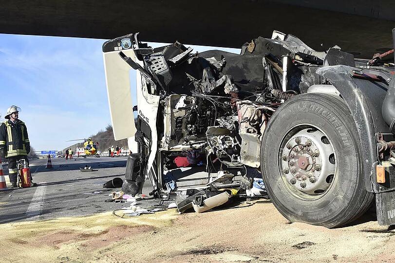 Wie durch ein Wunder konnte der Lkw-Fahrer mit nur mittelschweren Verletzungen aus dem Warck geborgen werden.