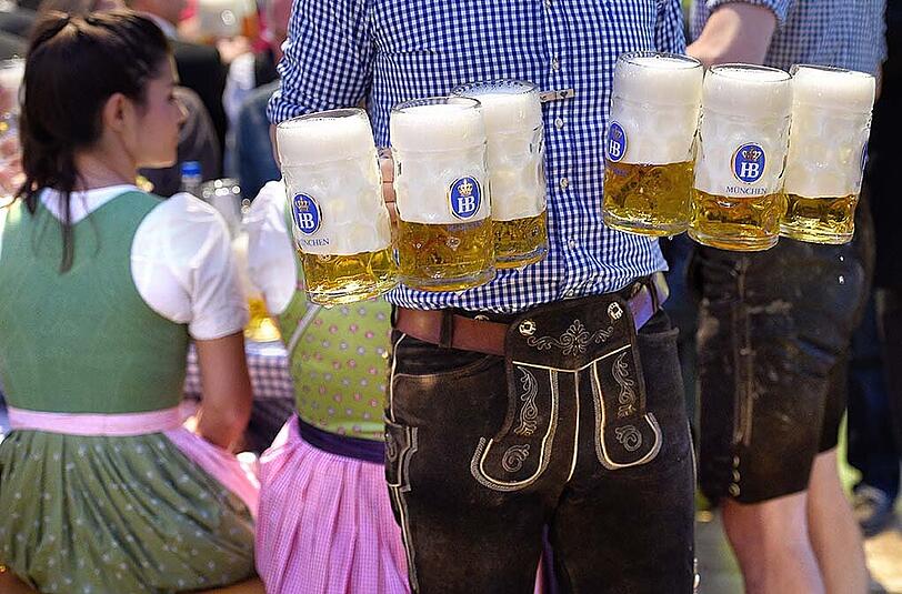 In der Bayrischen Landesvertretung in Berlin fand am Mittwoch der traditionelle Berliner Auftakt zum Münchner Oktoberfest statt. Vor Ort waren unter anderem Volker Kauder, Ilse Aigner und Alexander Dobrindt. Die Bilder.