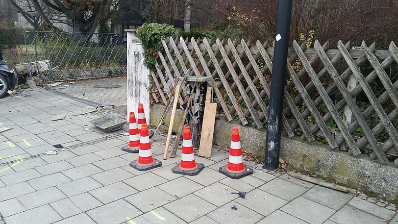 An dem Stromkasten erfasste das Auto das erste Kind.
