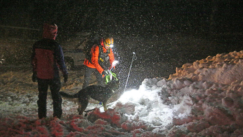 Rettungsmannschaften suchten nach der Frau, die am Teisenberg (Landkreis Berchtesgadener Land) von einer Lawine verschüttet worden war. Rettungsmannschaften suchten nach der Frau, die am Teisenberg (Landkreis Berchtesgadener Land) von einer Lawine verschüttet worden war.
