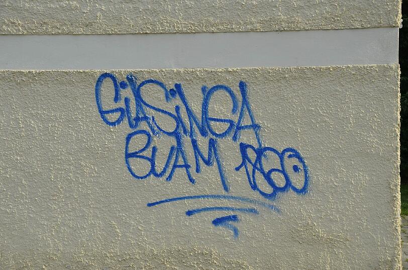 Alle fünf Meter ein neues Graffiti. Das ganze Areal um den Bahnhof herum ist voll davon.