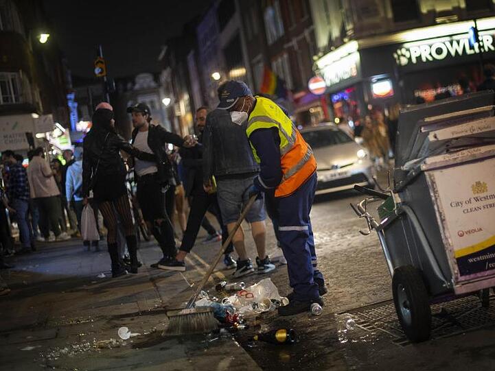 Ein Straßenreiniger im Londoner Ausgehviertel Soho.